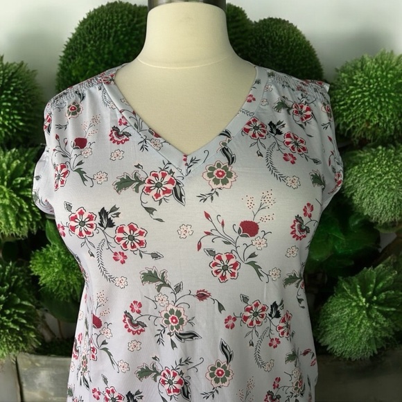 NWT! Lavender floral sleeveless V-neck, mock shoulder, top size 12 or large - Picture 4 of 8